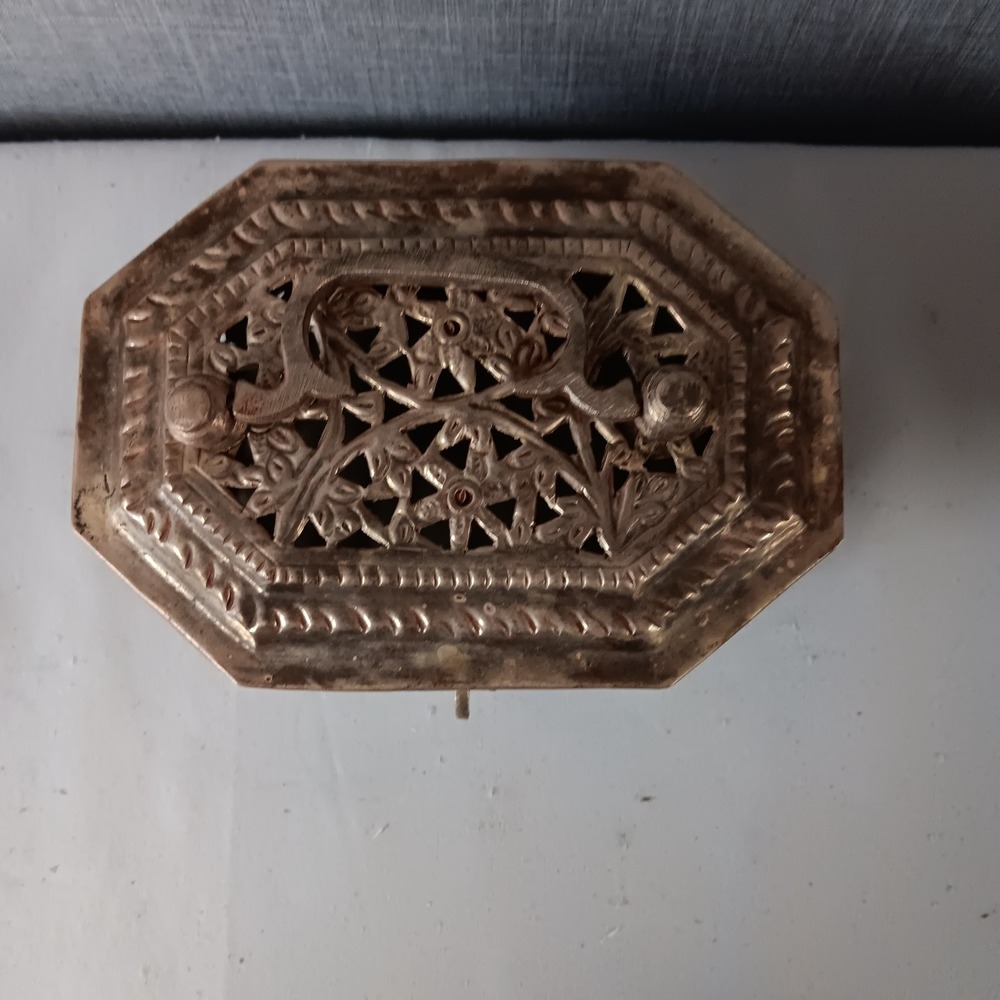 Vintage Brass Filigree Jewelry Trinket Box Hinged Lidded Floral Keepsake Chest - Picture 4 of 10